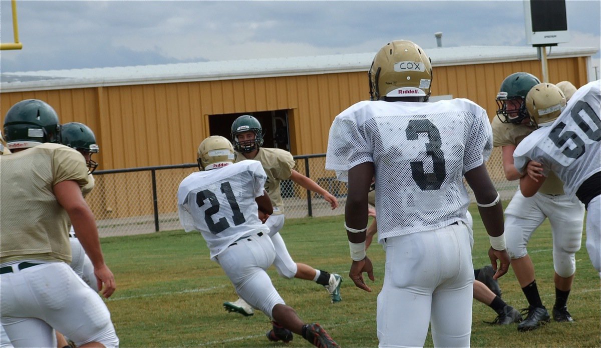 Image: Down to the 1-yard line goes Jalarnce Jamal Lewis(21), setting up a touchdown run by Marvin Cox(3) to give Italy a 1-0 advantage.