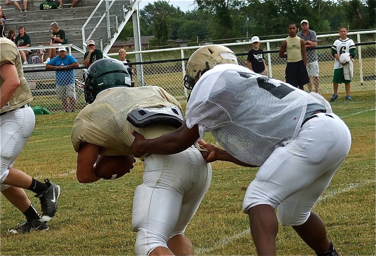 Image: Jalarnce Jamal Lewis(21) tries to make a tackle in the backfield against Valley Mills.