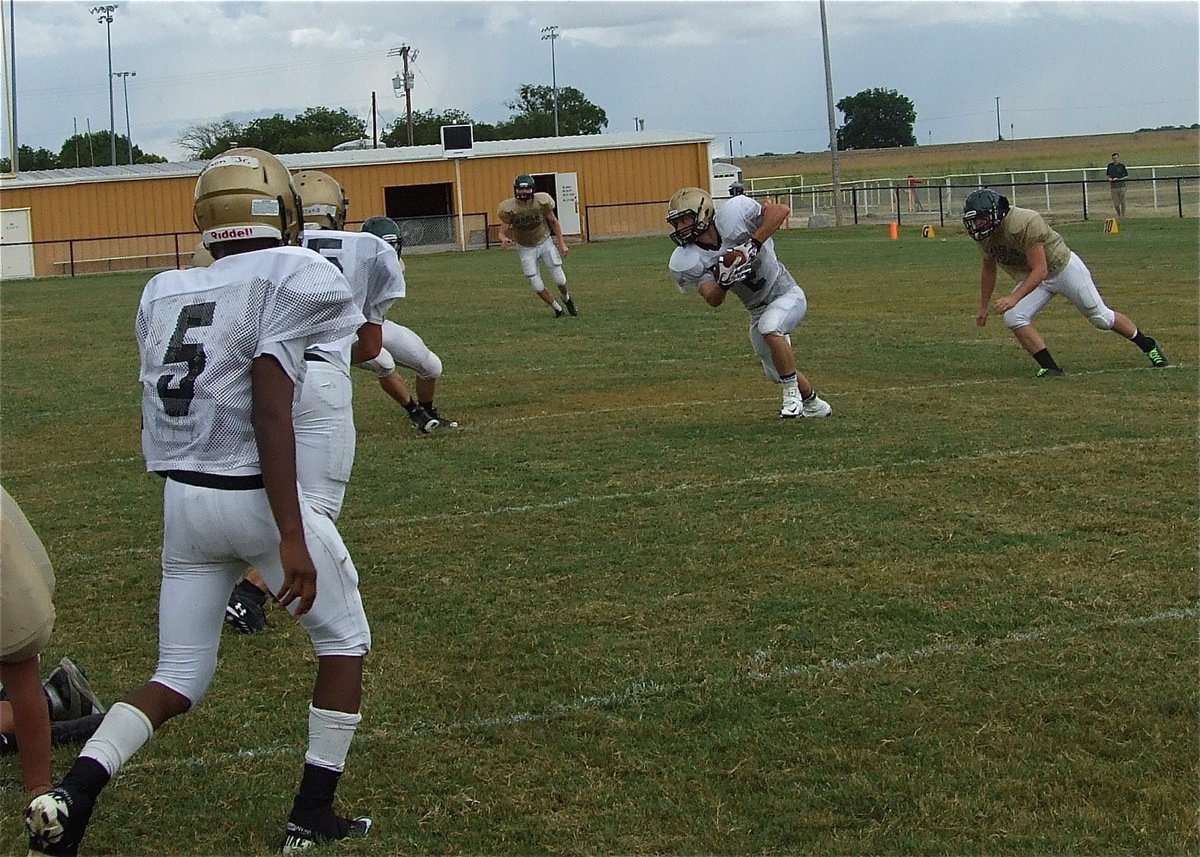 Image: Eric Carson(5) passes to Chase Hamilton(2) for several yards. The pair would later connect on a longer pass play to setup Italy’s second touchdown.