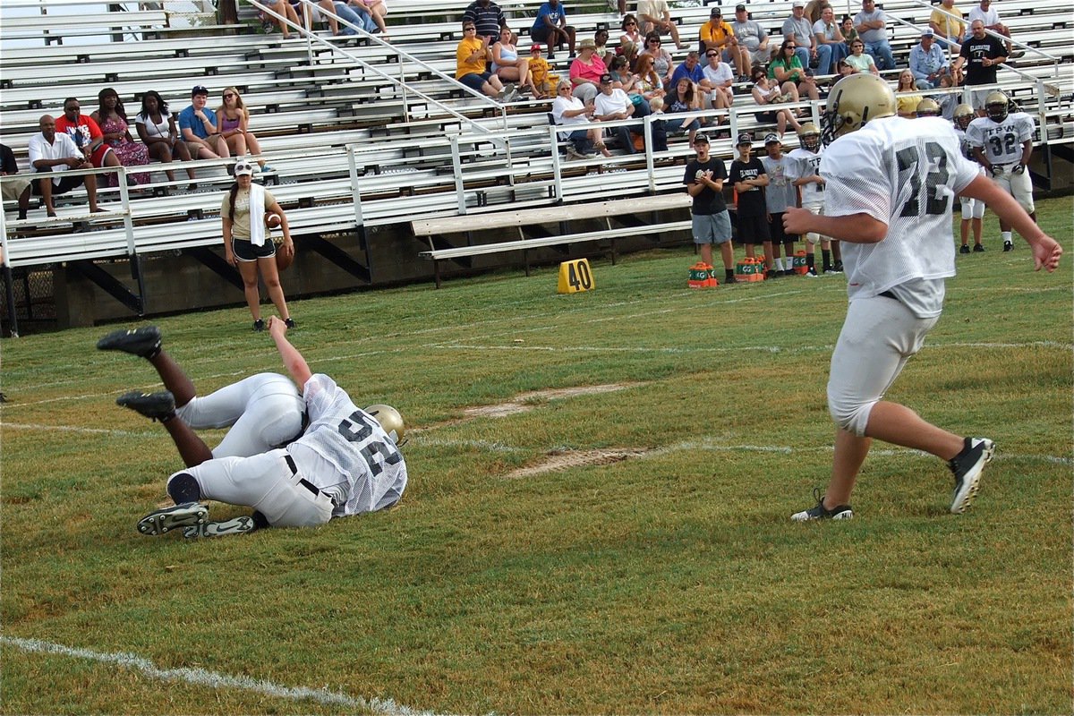 Image: Italy’s Bailey Walton(52) stretches the play and makes the tackle in open field.