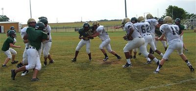 Image: Quarterback Ryan Connor(15) hands off to Tre Jackson(32), Italy’s version of Jerome “The Bus” Bettis.