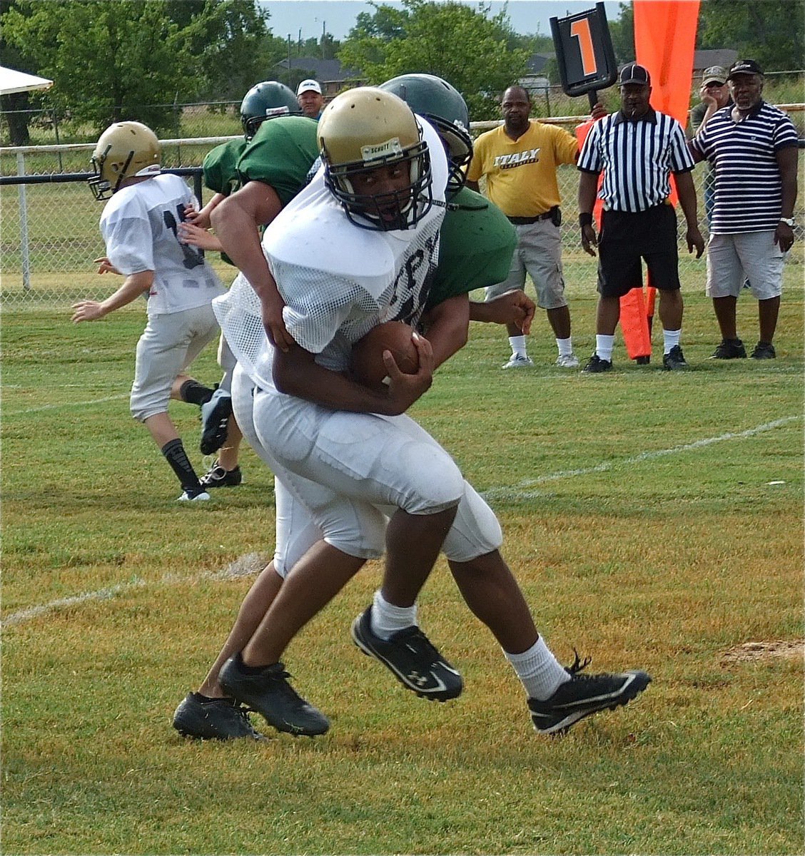 Image: Italy’s tailback Jaray Anderson(40) tries to escape the clutches of an Eagle defender.