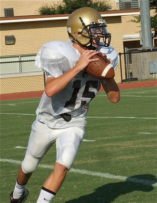 Image: JV Gladiator quarterback Ryan Connor(15) in action against Waco Reicher.