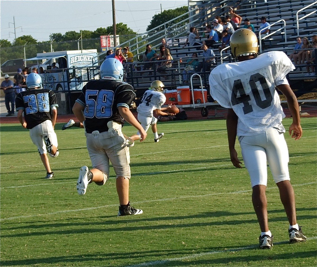 Image: Italy’s Jack Hernandez(34) pulls off a big time catch early in the scrimmage for a first down.