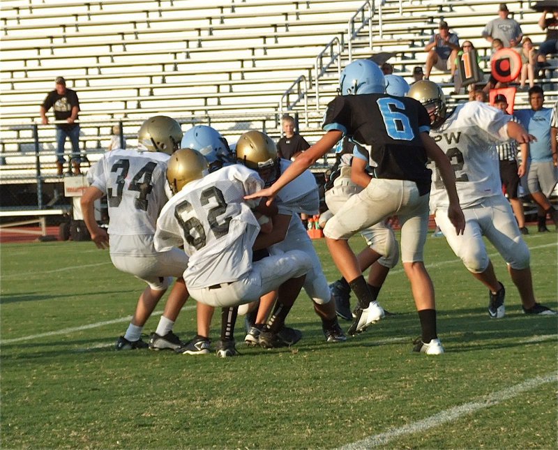 Image: Italy’s Jack Hernandez(34), John Hughes(62) and Hunter Merimon(84) crunch a Cougar for a short gain.