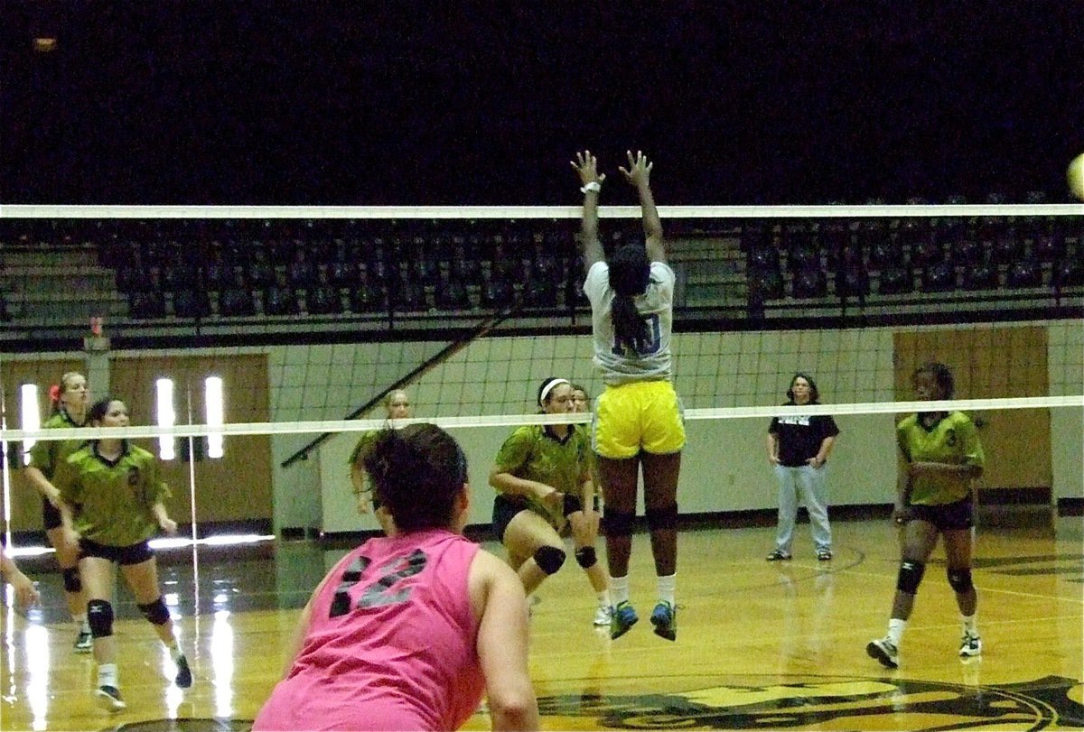 Image: Alyssa Richards(9) is challenged by current Lady Gladiator head coach Jessika Robinson.