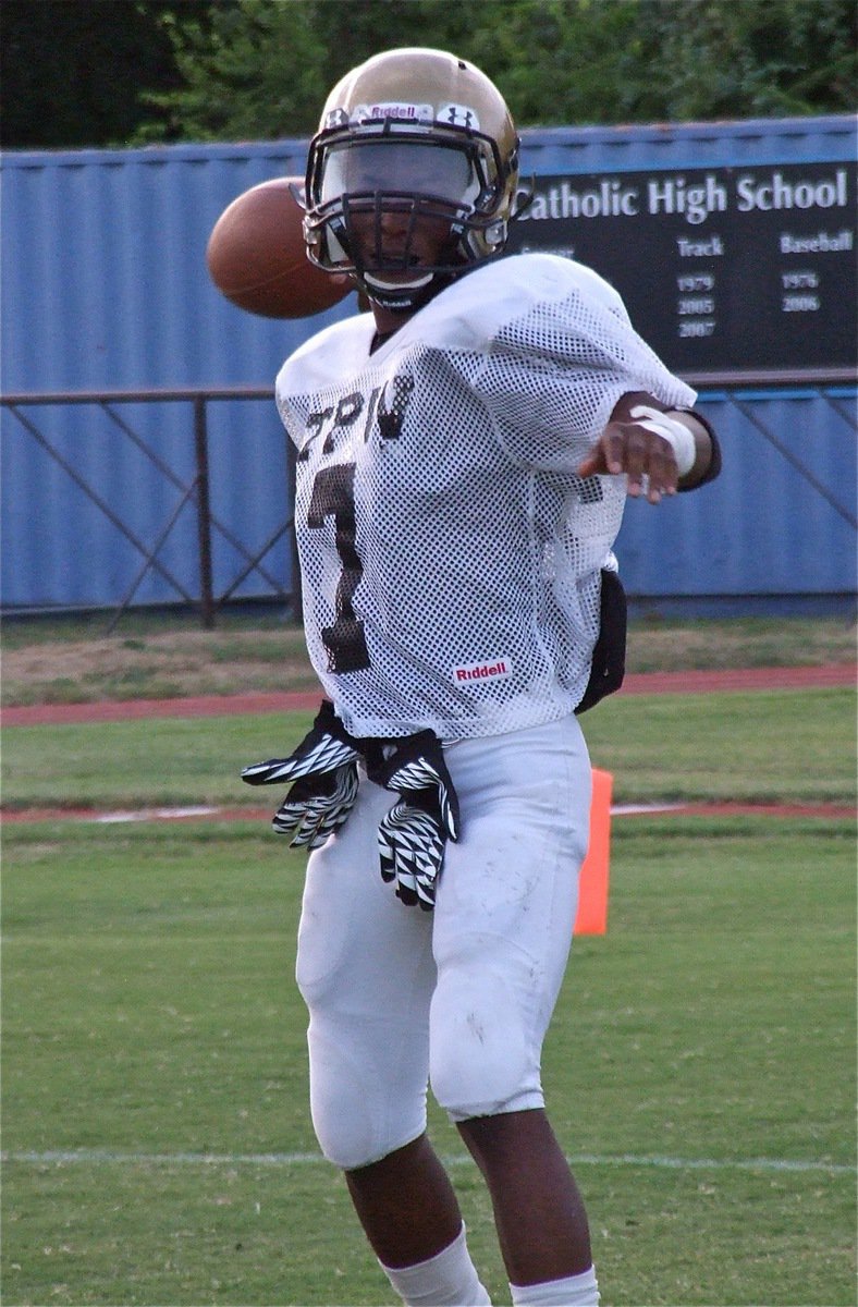 Image: Eric Carson(7), a junior, handled the quarterbacking duties for Italy against an aggressive Cougar defense.