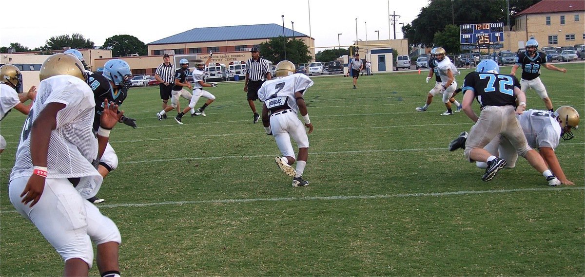 Image: Room to run: Italy’s Eric Carson(7) sees a runway and hits the afterburners thru Waco’s defense.