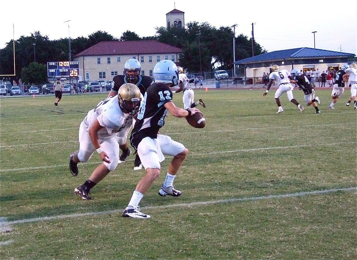 Image: Italy’s defensive tackle Zain Byers(55) beats the block to reach the quarterback and forces a short gain on the play thanks to tight coverage by Trevon Robertson(3), Marvin Cox(6) and Chase Hamilton(9).