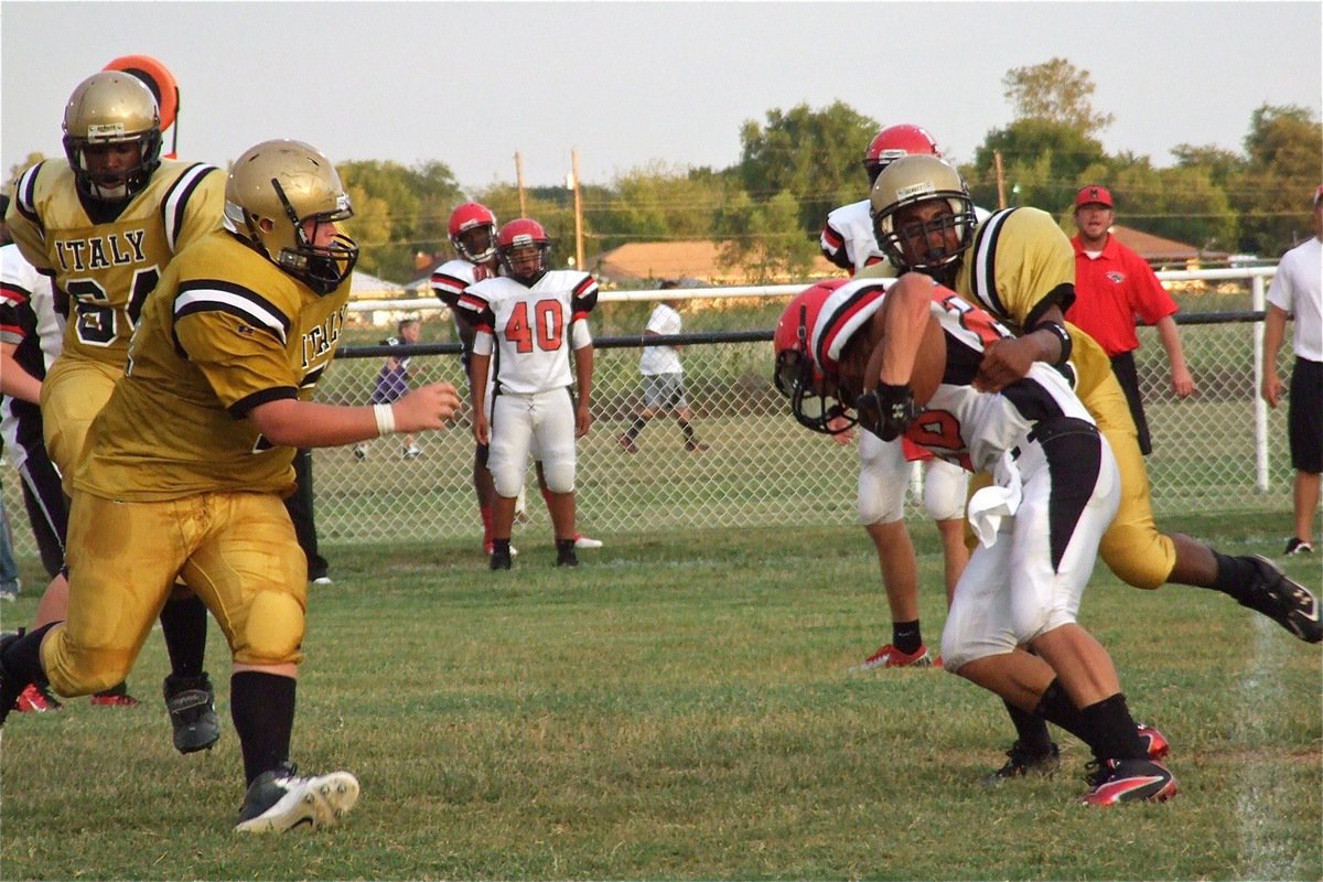 Image: Jaray Anderson(40) makes the tackle in the backfield for Italy’s JV.