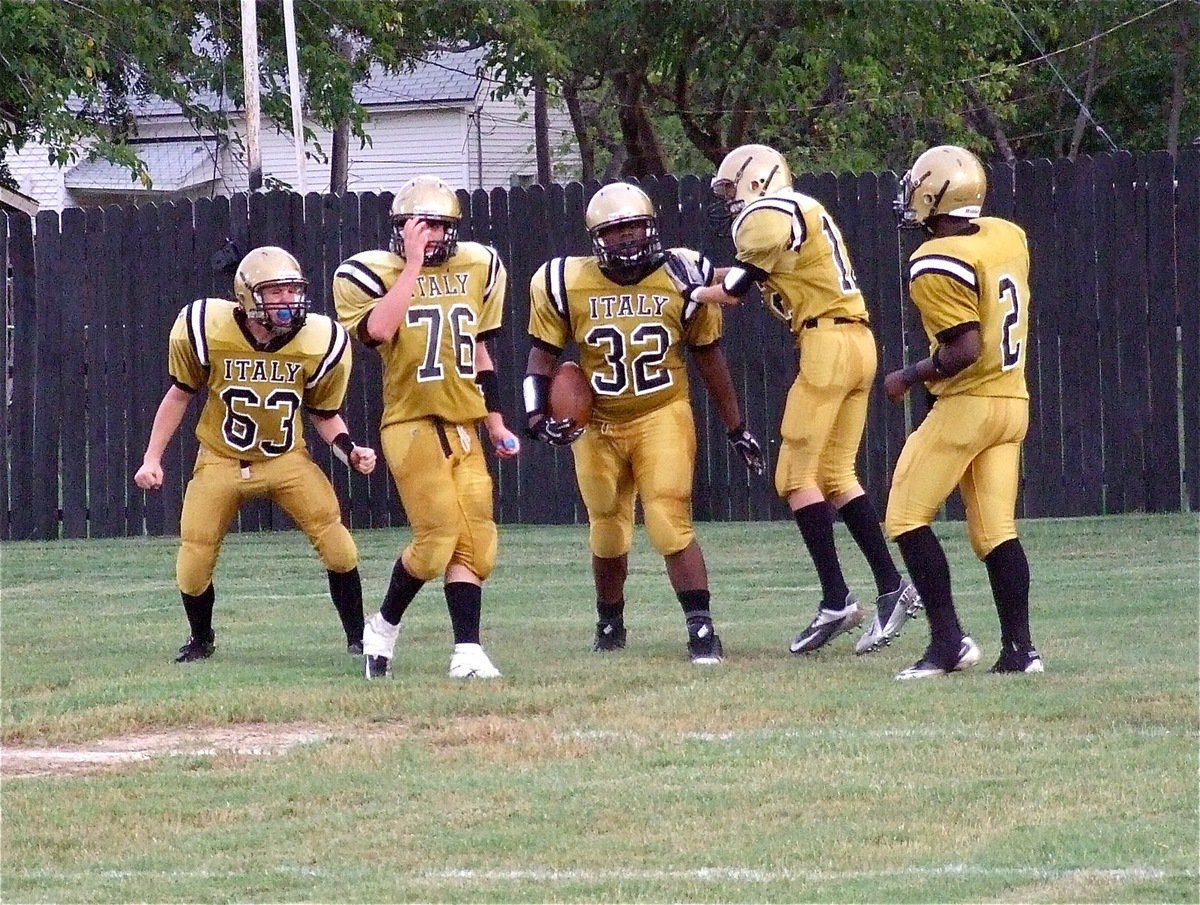 Image: John Escamilla(63), Kyle Fortenberry(66), Billy Moore(32), Ty Windham(12) and Marvin Cox(2) celebrate Moore’s touchdown run.