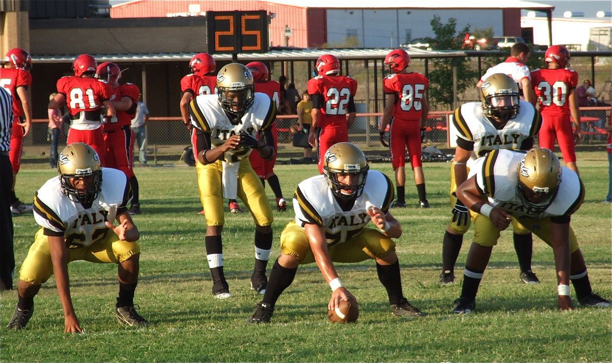 Image: Italy’s Eric Carson(12), Shad Newman(25), John Hughes(62), Cody Medrano(75) and Darol Mayberry(58) practice plays during warmups. The Panthers’ stayed in Italy’s rearview mirror all game long.