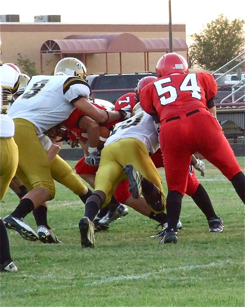 Image: Italy’s Cole Hopkins(9) and Ryheem Walker(10) bring down Maypearl’s Tristan Spradling(24).