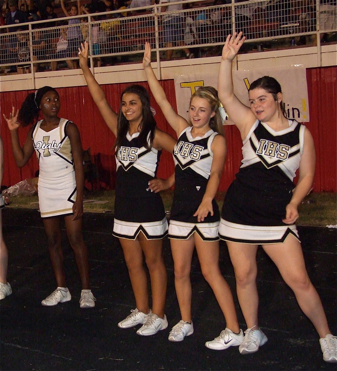 Image: Italy Cheerleaders K’Breona Davis, Ashlyn Jacinto, Britney Chambers and Bailey DeBorde signal for the fourth quarter.