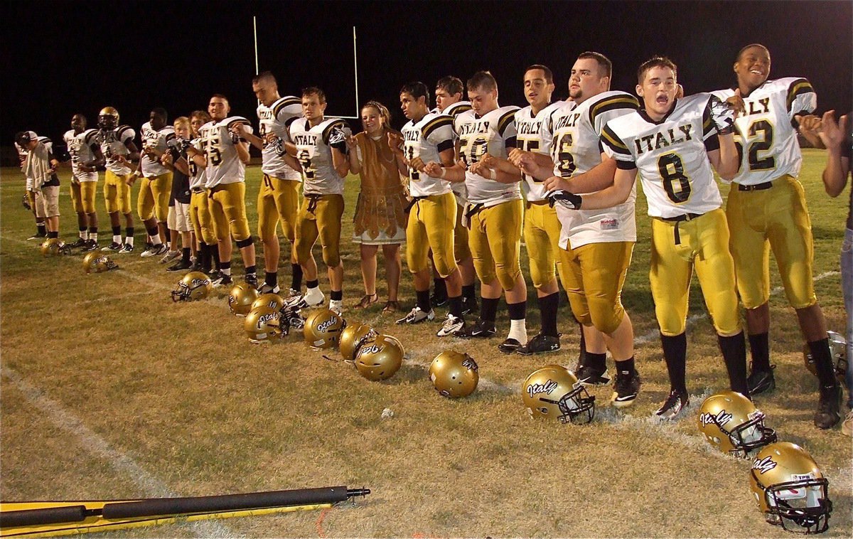 Image: “Old gold and white, we love you so!” Italy wins 41-14 over Maypearl.