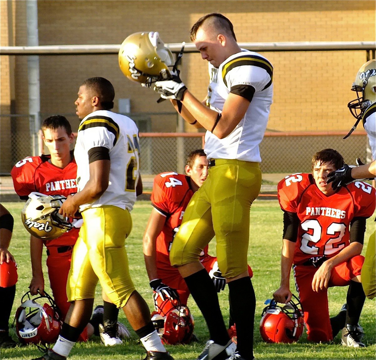 Image: Italy’s Jalarnce Jamal Lewis(21), Cole Hopkins(9) and the rest of their Gladiator teammates join Maypearl for a pregame prayer.