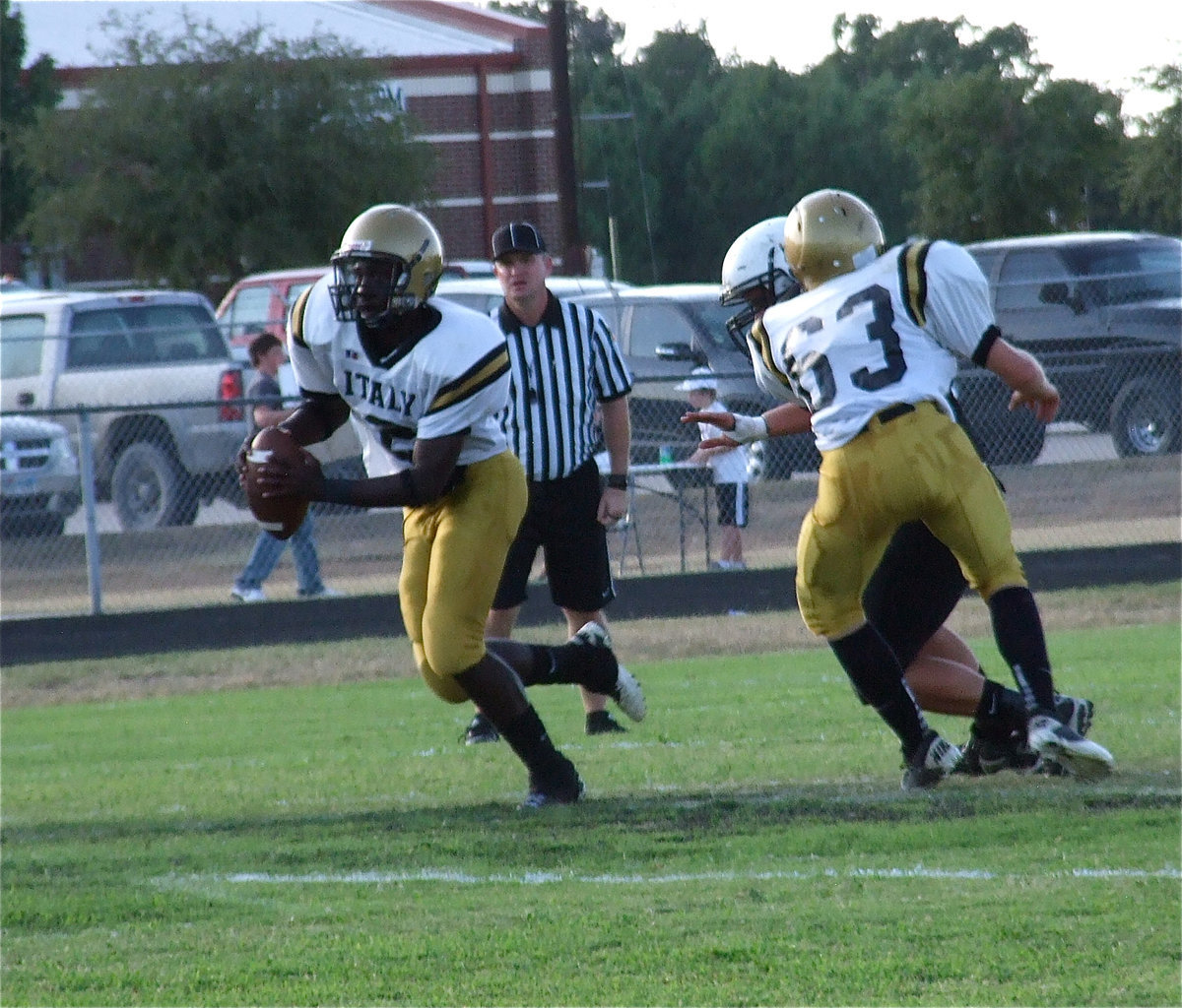 Image: Italy’s John Escamilla(63) clears the way for Marvin Cox(2).