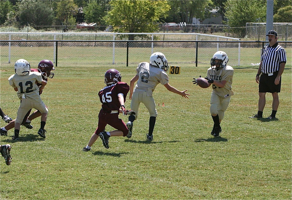 Image: Ryder Itson(2) pitches to Cade Brewer(21) for a nice gain.