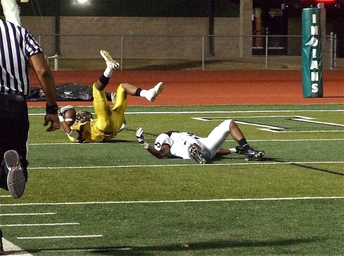 Image: Trevon Robertson(4) makes the catch at the 1-yard line for Italy.