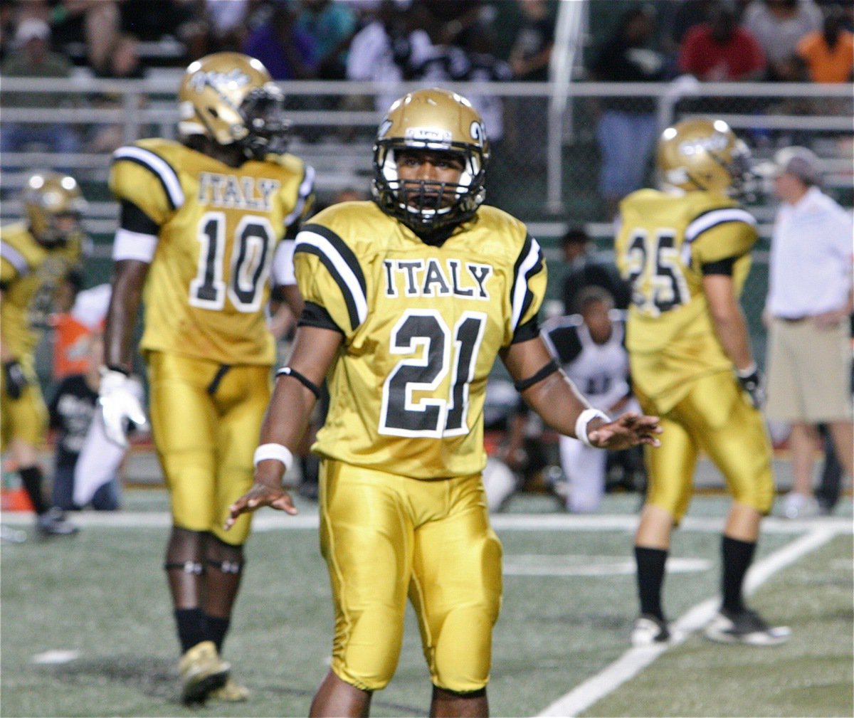 Image: Senior outside linebacker Jalarnce Lewis(21) gets the adjustment from the sideline.