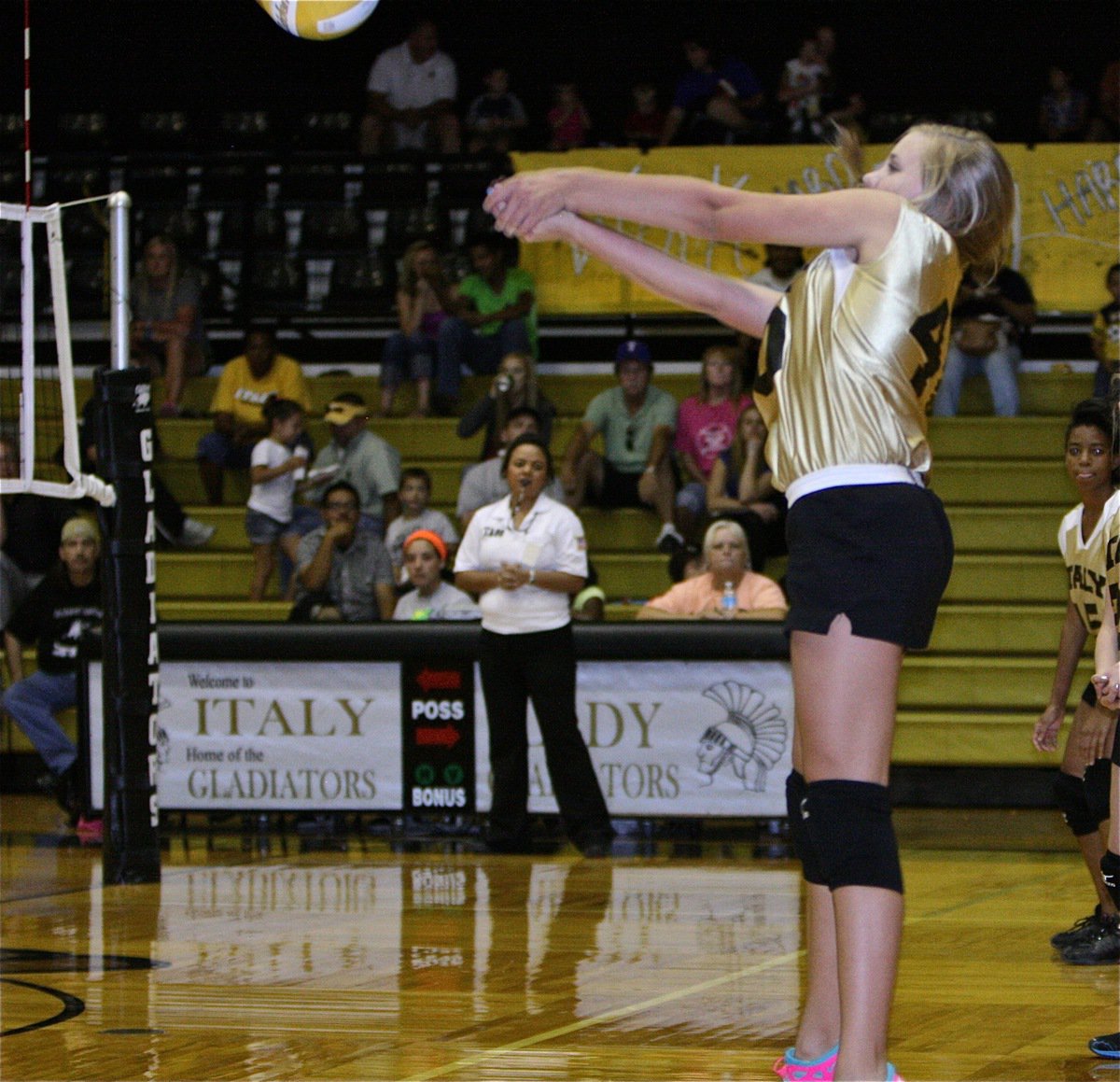 Image: Italy’s Annie Perry bumps the ball back over to the Girl Bulldogs.