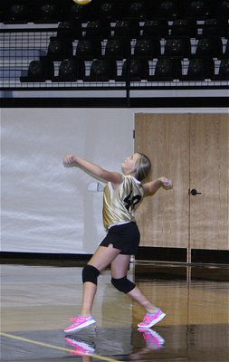 Image: Annie Perrie serves like a pro for Italy.