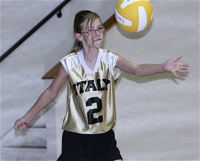 Image: Paige Little(2) serving for Italy’s 7th grade.