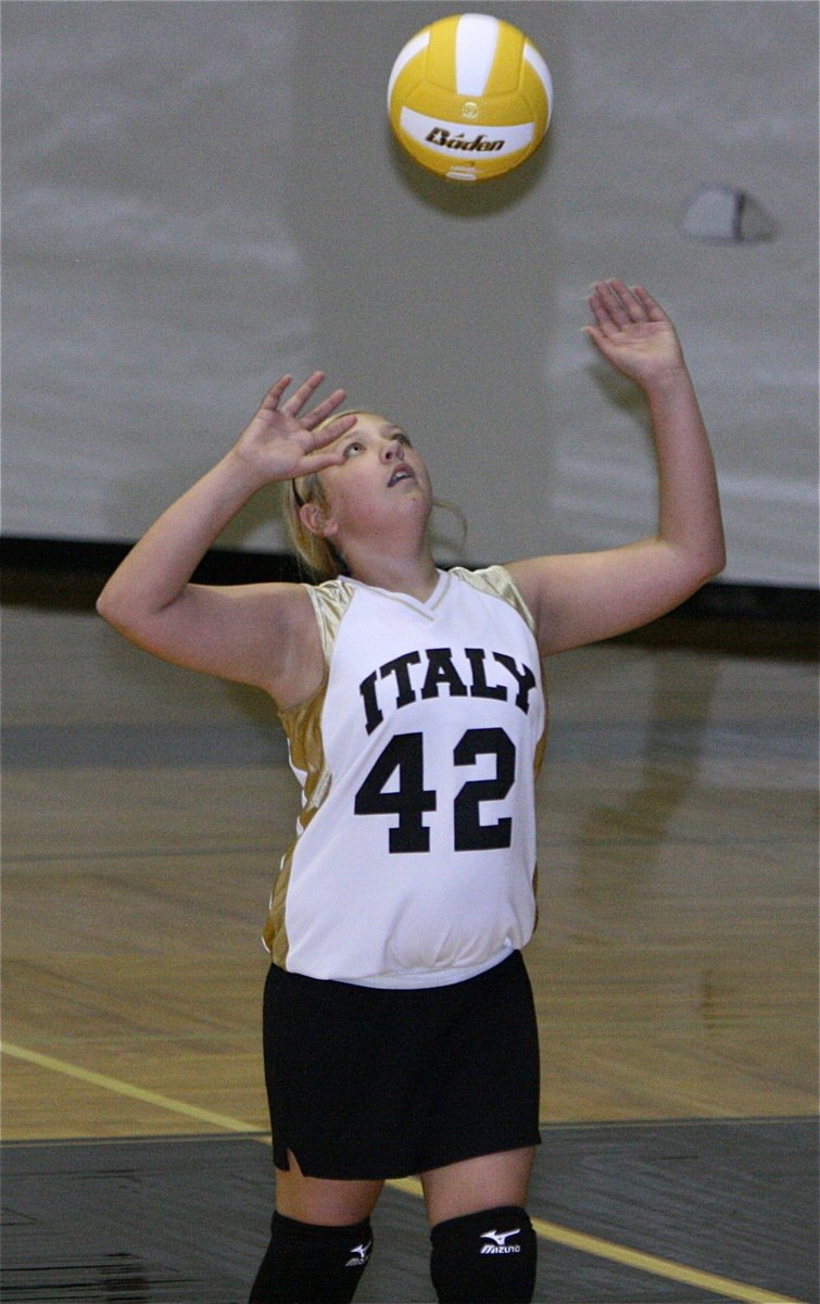 Image: Italy’s Brycelyn Richards shows the form during warmups.