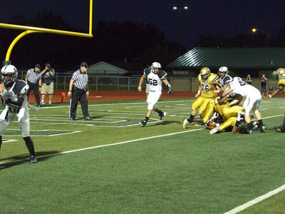 Image: Italy’s Hank Seabolt(76) and his fellow defenders try to keep Malakoff out of the end zone.