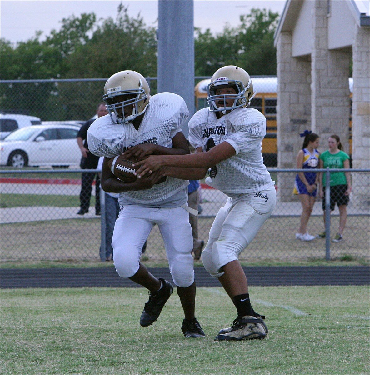 Image: Italy’s Jarvis Harris(89) takes the handoff from Devonteh Williams(9).