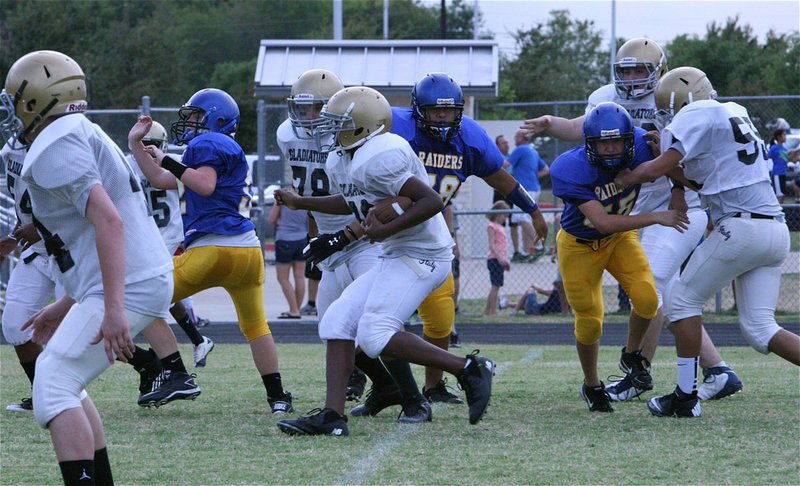 Image: Jarvis Harris(89) maneuvers thru the Raider defense.