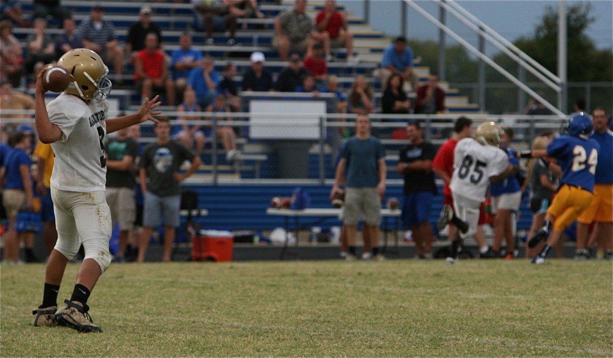 Image: Devonteh Williams(9) passes deep to Michael Wilson(85).