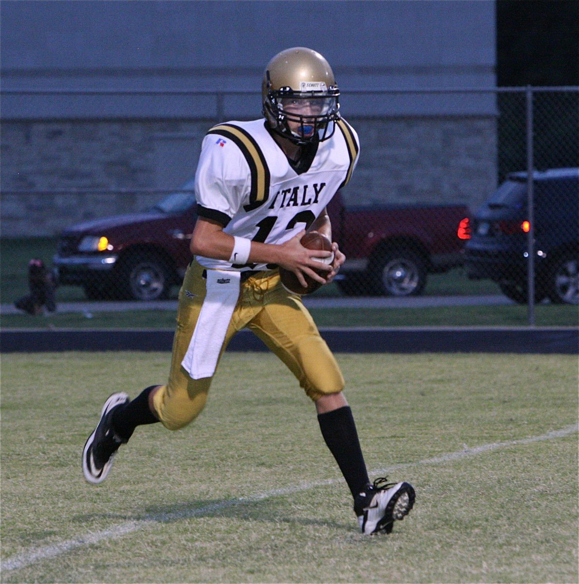 Image: Quarterback Ryan Connor(13) running the option for Italy’s JV squad.