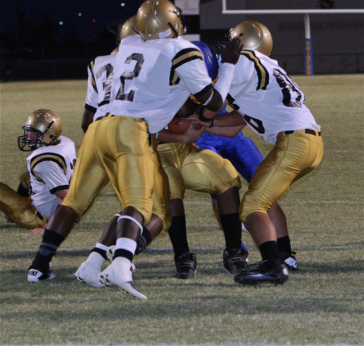 Image: Billy Moore(32), Marvin Cox(2) and Hunter Merimon(86) combine for a tackle.