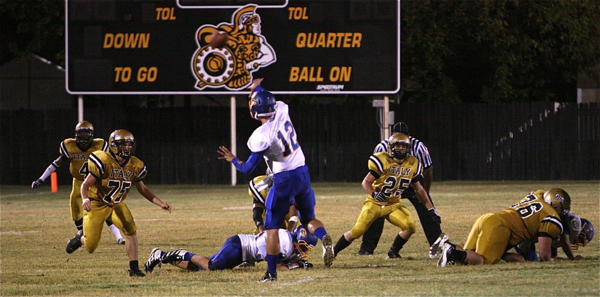 Image: Trevon Robertson(4), Cody Medrano(75), Darol Mayberry(58), Shad Newman(25) and Hank Seabolt(76) try to contain the Raider offense.