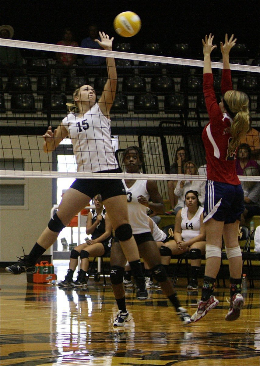 Image: Lady Gladiator Jaclynn Lewis(15) defies gravity to get the point for Italy!