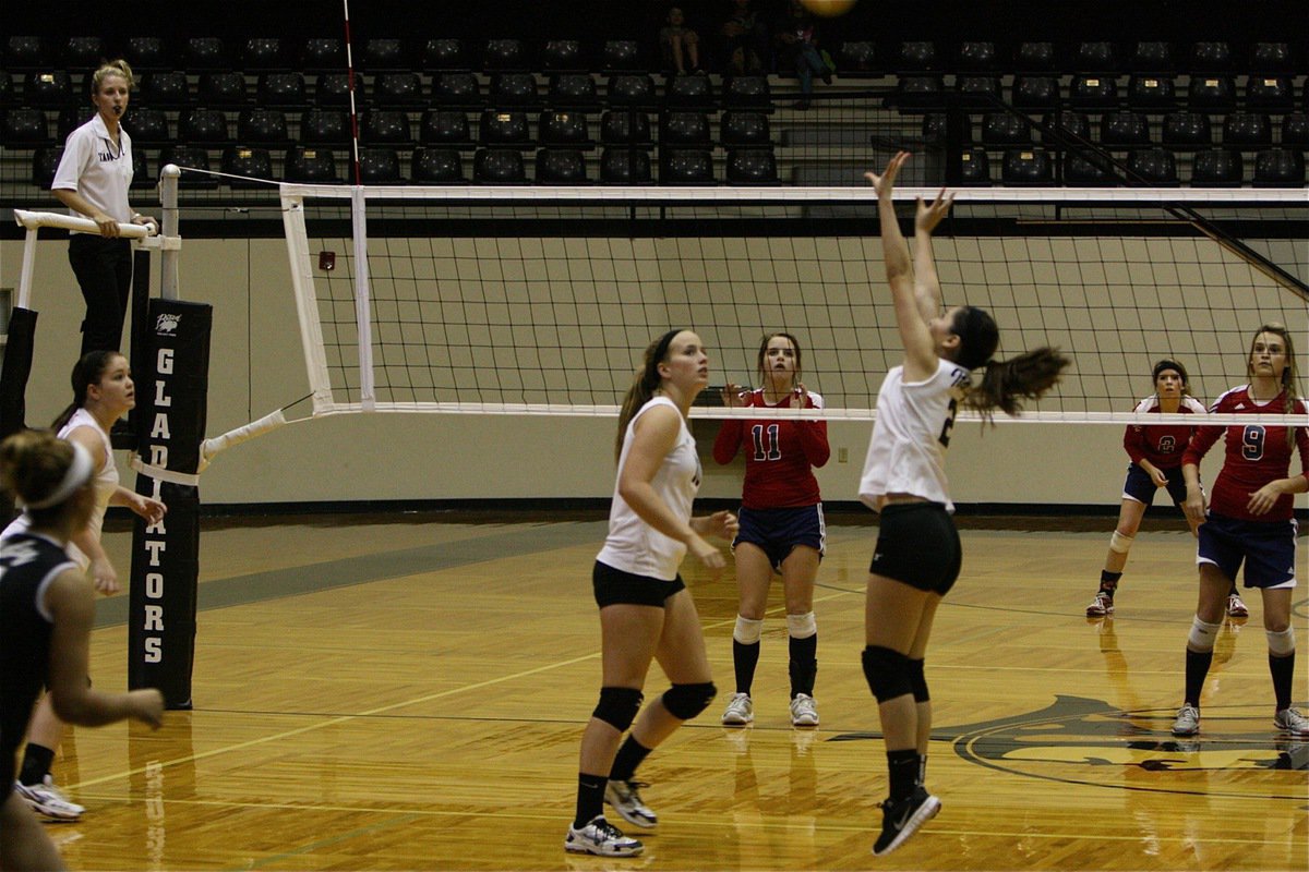 Image: Italy’s Paola Mata(2) sets for teammate Paige Westbrook(12).