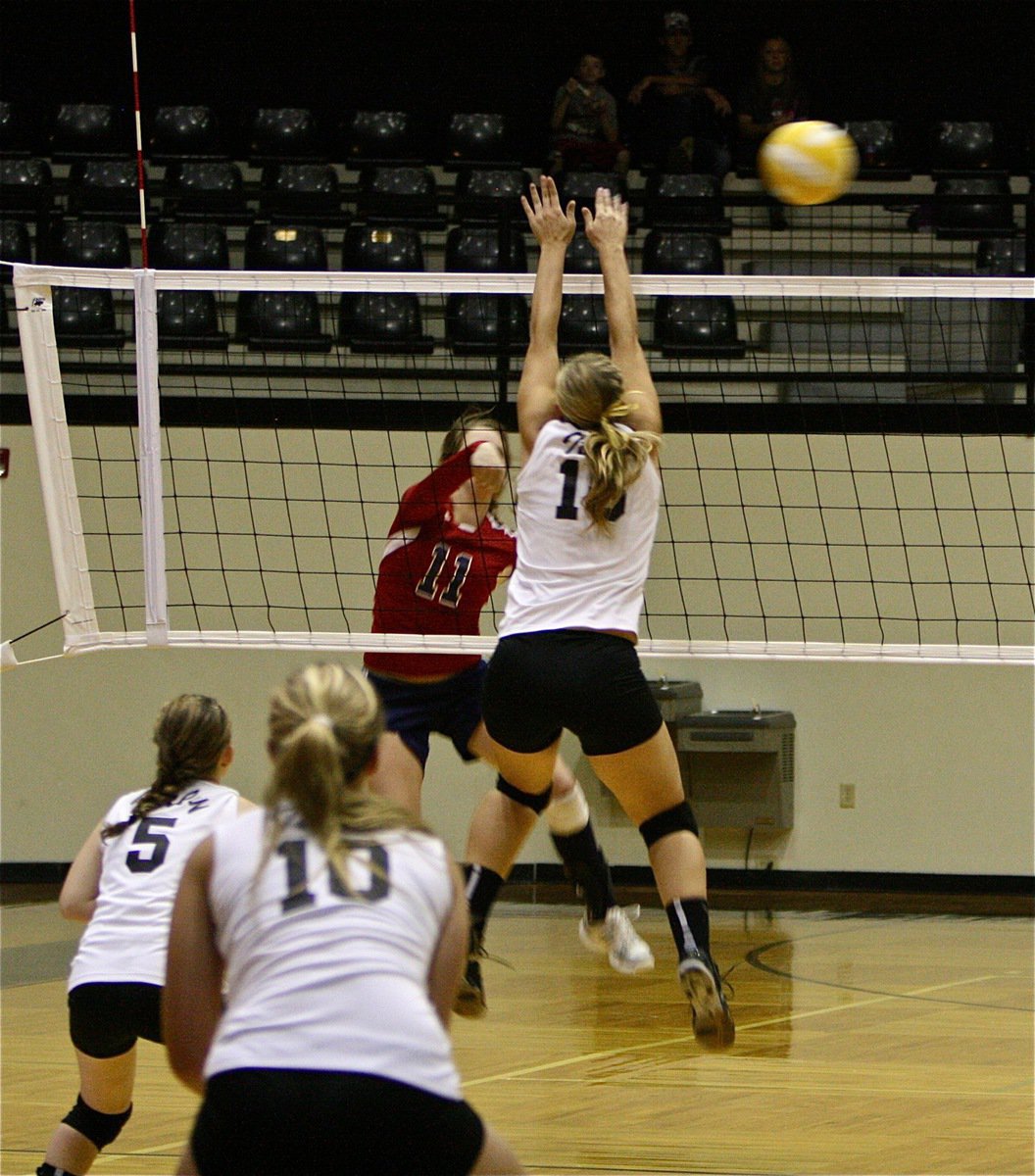 Image: Italy’s Jaclynn Lewis(15) challenges Kopperl at the net.