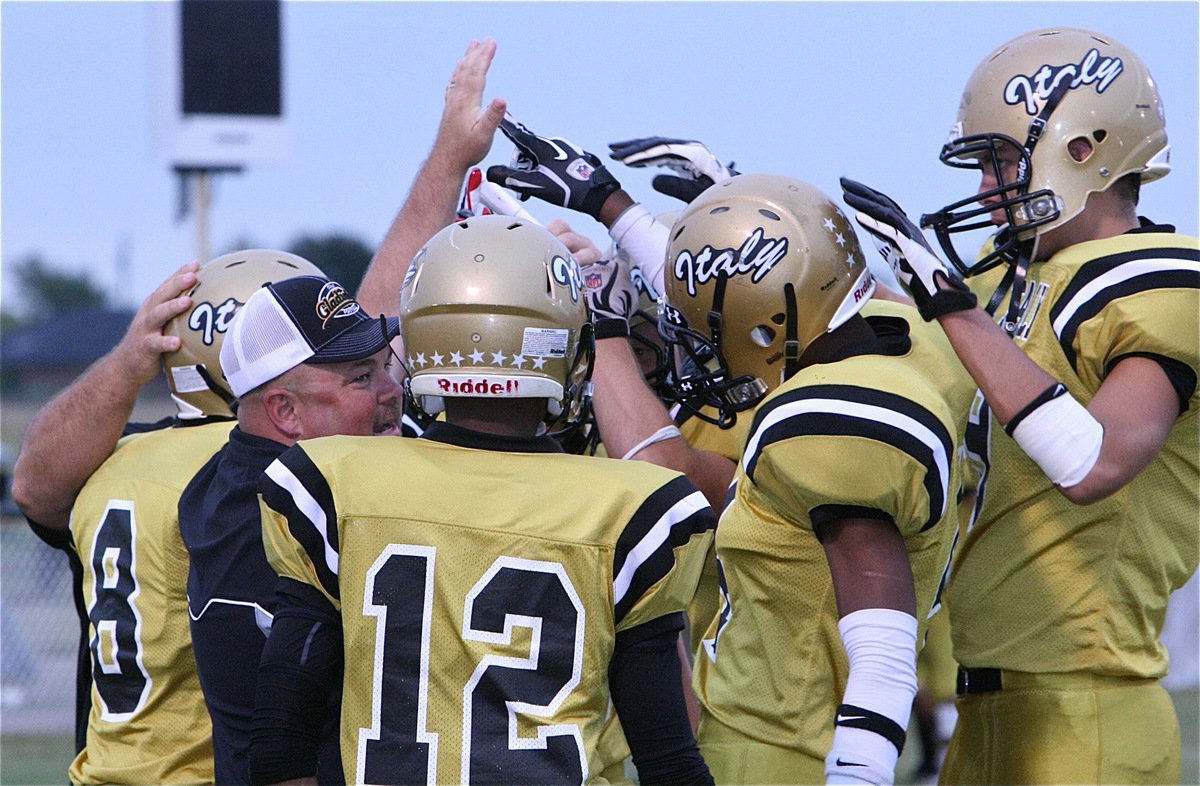 Image: Italy’s assistant coach Wayne Rowe had his skill players ready to go against Sunnyvale for this past Friday night’s matchup between the Gladiators and the Raiders.