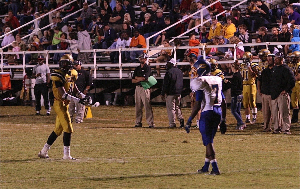 Image: Italy’s Trevon Robertson(4) lines up as Italy inches closer to Sunnyvale’s goal line.