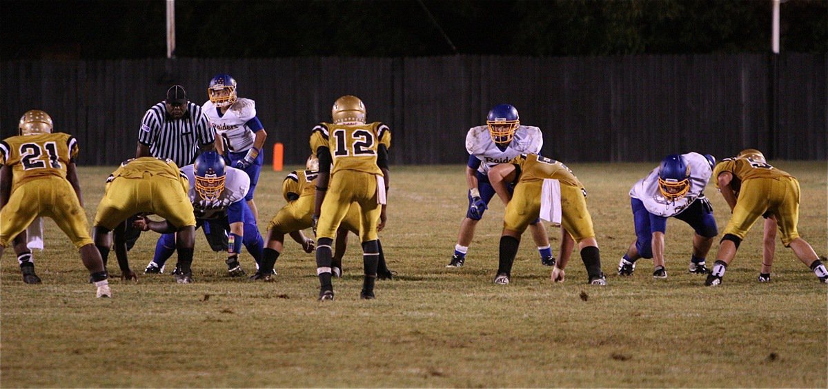 Image: Carson cam: Italy’s Eric Carson(12) scans the Raider defense.