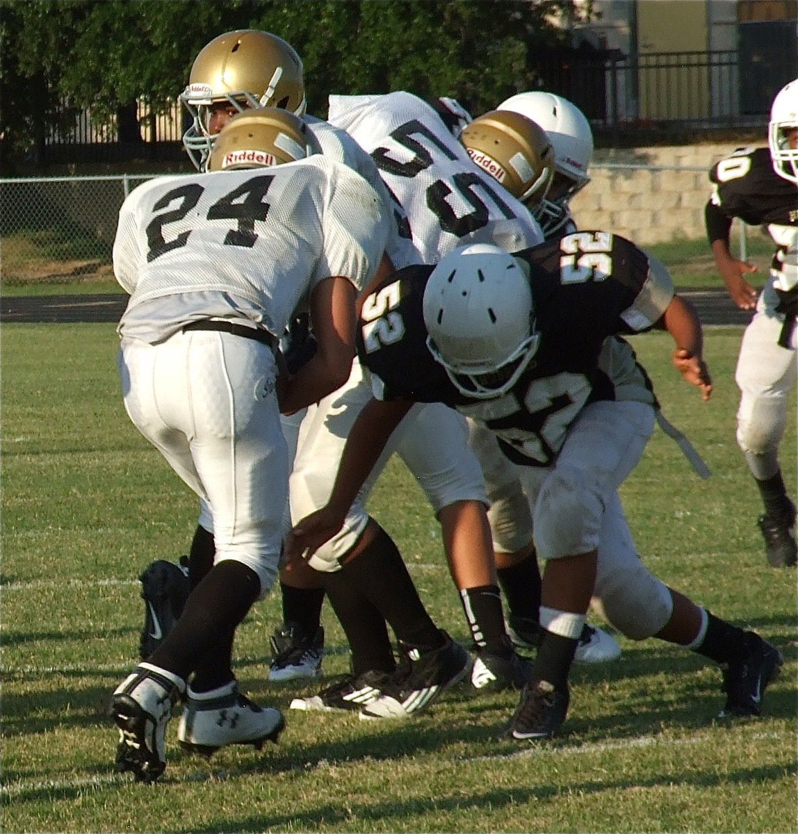 Image: Italy’s Joe Celis(24) tries to find running room behind Kenneth Norwood, Jr.(54) and David De La Hoya(55).