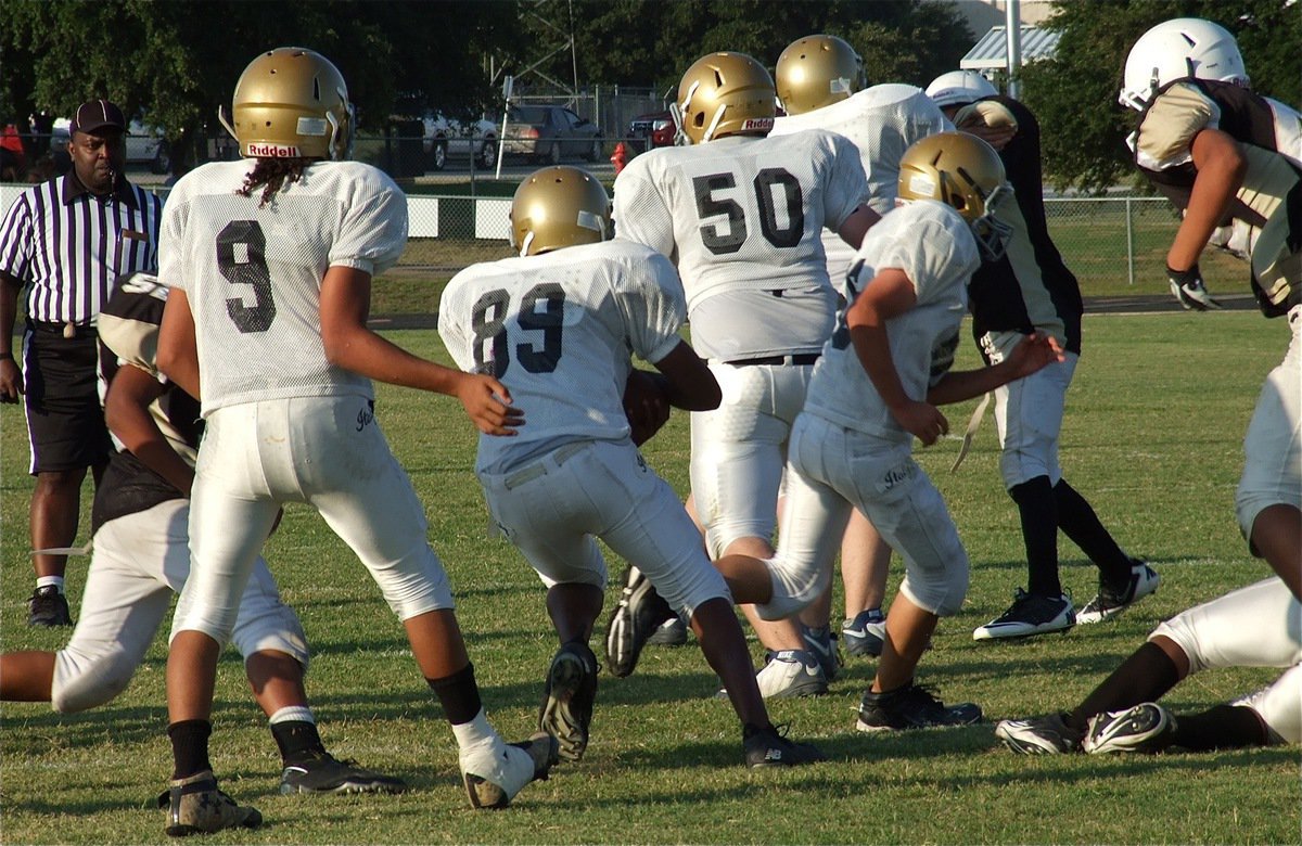 Image: Jarvis Harris(89) follows Blake Brewer(30), Aaron Pittmon(50) and Austin Pittmon(51) thru the hole for a long gain.