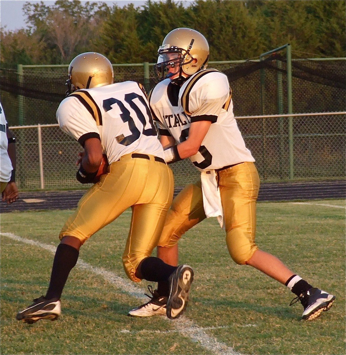 Image: Italy’s Jaray Anderson(30) takes the handoff from Ryan Connor(13).