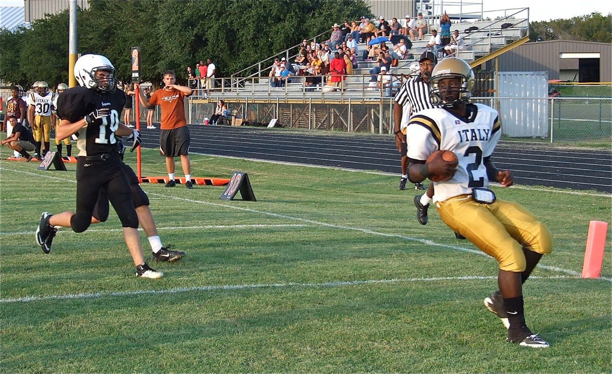 Image: Marvin Cox(2) scores another Italy touchdown!