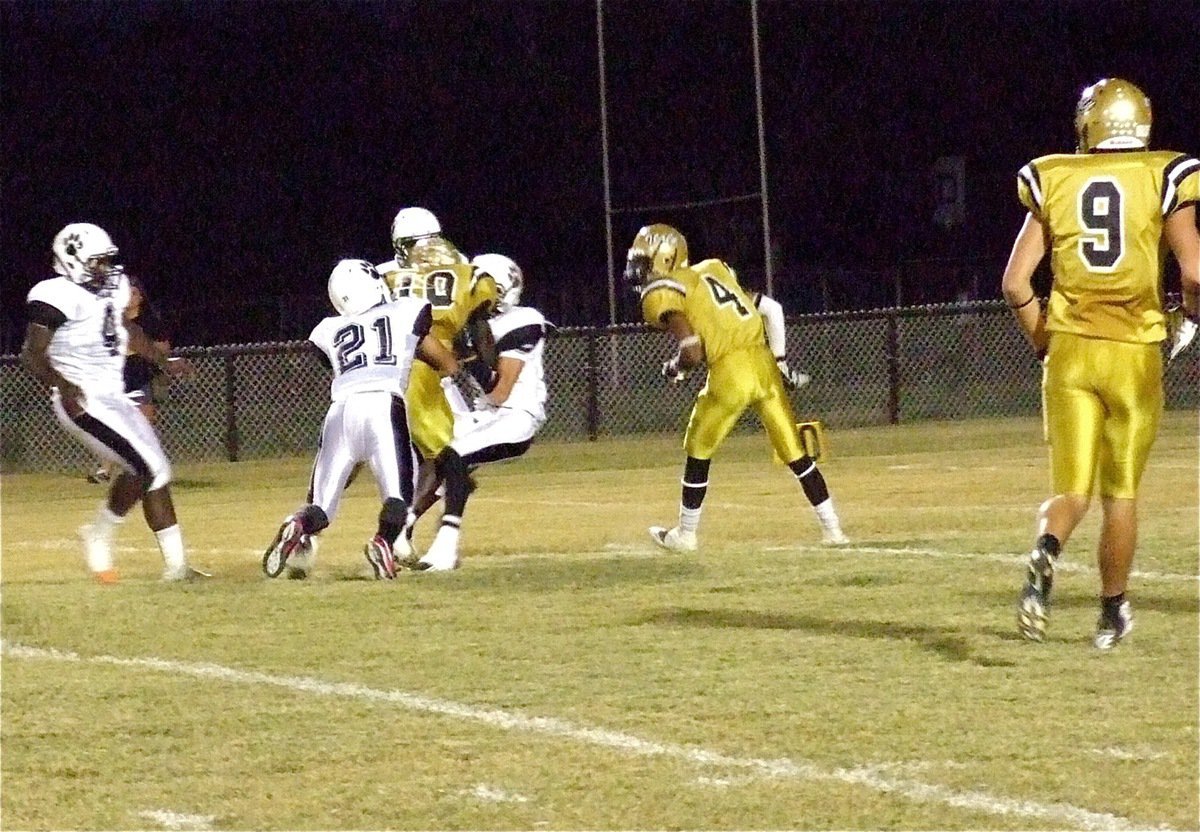 Image: Italy’s Ryheem Walker(10) fights thru Hubbard tacklers.