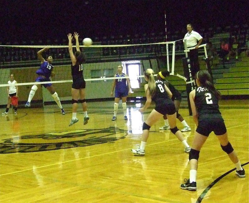 Image: Italy’s Lillie Perry(10) goes for the block against Frost while Cassidy Childers(2), Kelsey Nelson(8) and K’Breona Davis(4) have Perry’s back.