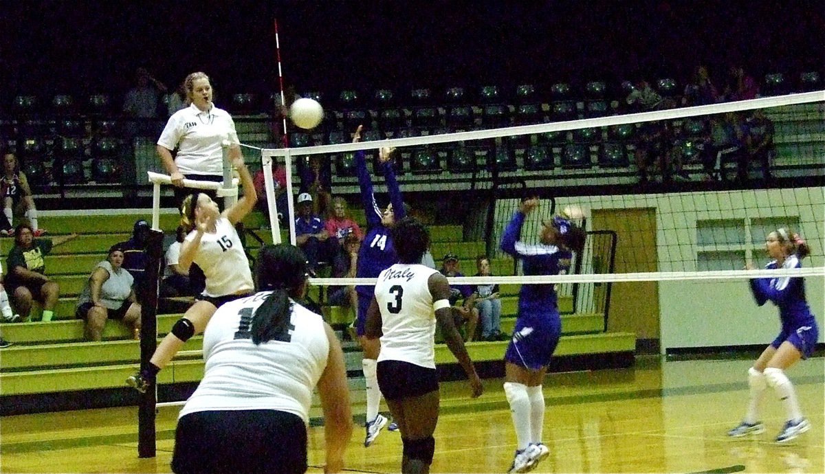 Image: Italy’s Jaclynn Lewis(15) executes a drop shot over Frost defenders.