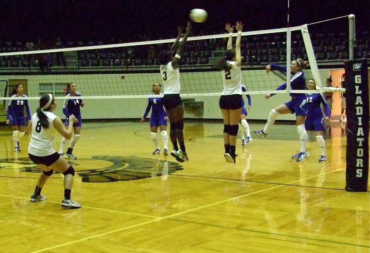 Image: Italy’s Morgan Cockerham(8) backs-up Kortnei Johnson(3) and Paola Mata(2).