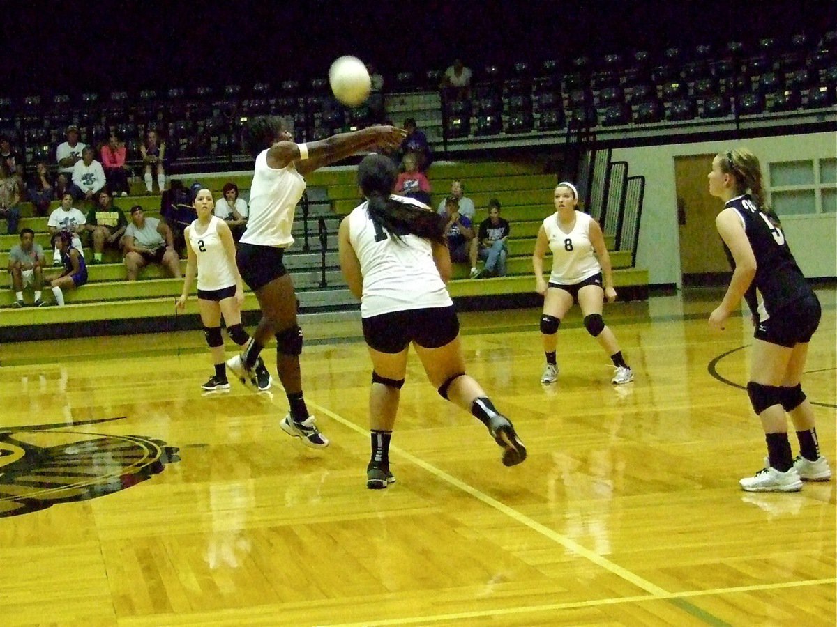 Image: Kortnei Johnson(3) and Alyssa Richards(13) make a play on the ball for Italy.